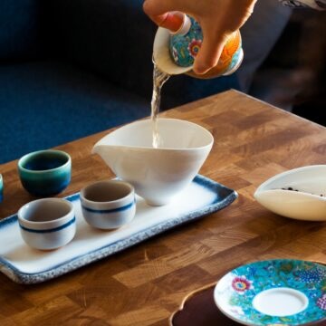 ✨Wohlbefinden und Tee gehören für viele Menschen zusammen, denn eine gute Tasse Tee will in Ruhe aufgegossen und getrunken werden. ✨In seinem Ursprungsland China war Tee neben Medizin auch Hilfsmittel zur Meditation, lang bevor Tee zum Freizeitgetränk wurde. ✨ Mithilfe einer chinesischen Art der Teezubereitung wird das Teetrinken zu einer Achtsamkeitsübung. 

✨Teekennerin und Kulturvermittlerin Liyang Sheng führt im Rahmen einer Teeverkostung durch die faszinierende Welt der chinesischen Teekultur. 
 
✨Die Teilnehmenden erfahren, wie das Ritual des Gongfucha uns zur Ruhe kommen lässt und wie viele Sinneseindrücke in einer Tasse Tee stecken.

✨Es werden hochwertige lose Tees nach einer chinesischen Zubereitungsmethode aufgebrüht, die die Aromen und Geschmäcker der Tees besonders intensiv zur Geltung kommen lässt.

🤝 @teeregen @vhs_duisburg 

#teeverkostung #tee #achtsamkeit #kulturvermittlung #china