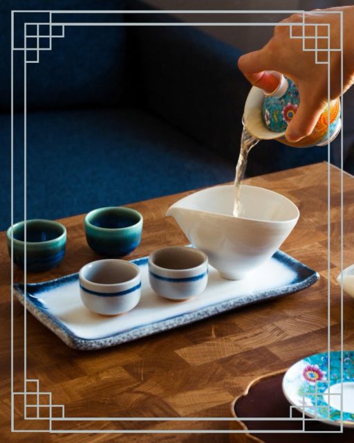 Restplätze frei für Samstag & Ausblick April!
Tolle Teesorten und Themen: Herzlich willkommen zu den nächsten Teekursen im Konfuzius-Institut! Einstieg jederzeit möglich.
Zwischen antikem Mysterium und Gegenwart hat Puerh-Tee eine stetig wachsende Fangemeinde gewonnen. Ein Teeanbaugebiet für Puerh-Tee steht seit 2023 auf der Liste der UNESCO-Weltkulturerbe. Was macht es global bedeutsam?
Im Kurs lernen die Teilnehmenden, wo der älteste Teebaum der Welt steht, wo Tee gegen Pferde eingetauscht wurde und wie man sein Geld in Tee anlegt.
Dazu reicht die Teekennerin und Kulturvermittlerin Liyang Sheng in kleinen, chinesischen Tässchen Tee:
Hochwertige Puerh-Tees werden nach einer chinesischen Zubereitungsmethode aufgebrüht, die die Aromen und Geschmäcker der Tees besonders intensiv zur Geltung kommen lässt.
Es sind noch Plätze frei!
Teekurs MÄRZ
Einführung in die Welt der Puerh-Tees – entlang der alten Teerouten
Samstag, 21.03.2026 / 15:30 Uhr
Konfuzius-Institut Duisburg / Neudorf
Ausblick APRIL
Einführung in die Welt der Blüten-Tees – oh du schöne Jasminblüte
Samstag, 25.04.2026 / 15:30 Uhr
Konfuzius-Institut Duisburg / Neudorf
🤝 @teeregen @vhs_duisburg @konfuzius_institut_ruhr
#teekurs #tee #puer #jasminbluete #china