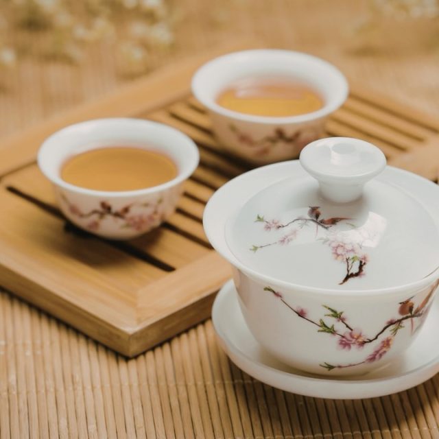 Im April gibt es bei uns ganz köstliche ungewöhnliche „News“ aus der Welt der chinesischen Tees. 

Regional bewegen wir uns wieder in Yunnan, der Heimat der Teepflanze, die die größte Vielfalt an deren Unterarten hervorbringt. Einige davon sind Zentrum einer Neuentdeckung dieses uralten Schatzes. 

Was sich darunter für Perlen befinden, erfahren wir zu Frühlingsbeginn anhand ganz eigentümlicher, neuer Weißer Tees. Neuinterpretationen dieser Teekategorie bringen eine Fülle und Komplexität mit sich, die uns wunderbar in diese kraftvolle Jahreszeit begleitet.

🤝 @konfuziusinstitutleipzig @audi.konfuzius.institut.in @einwaldlux 

#teekurs #teeliebe #weißertee #china #teerunde