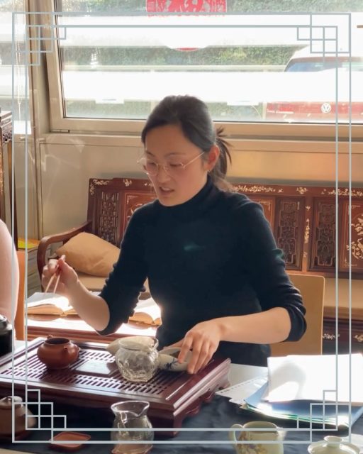 Es ist Frühling – alles wächst, alles blüht. Eine Auswahl der farbenfrohen Blütenpracht könnte sich auch in unseren Tassen wiederfinden. 

Schon seit jeher werden Tees zusammen mit Blüten und Kräutern aufgegossen. In diesem Workshop geht es um Blüten- und Kräutertees, die die „echten“ Tees komplimentieren. 

Teekennerin Liyang Sheng von @teeregen führt im Rahmen einer Teeverkostung durch die faszinierende Welt der chinesischen Teekultur. 

Die Teilnehmenden lernen, welche Tees, Blüten und Kräuter besonders gut zusammenpassen, warum im Jasmintee keine Jasminblüten zu sehen sind und welcher Schatz aus den geheimnisvollen Kunlun-Bergen kommt.

Es werden hochwertige lose Tees sowie Blüten- und Kräutertees nach einer chinesischen Zubereitungsmethode aufgebrüht, die die Aromen und Geschmäcker der Tees besonders intensiv zur Geltung kommen lässt.
In Kooperation mit der @vhs_duisburg .