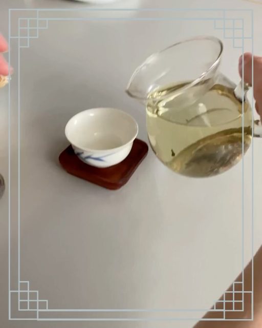 Seid dabei, wenn Liyang Sheng von @teeregen durch die faszinierende Welt der chinesischen Teekultur führt. 

Es werden hochwertige lose Tees nach einer chinesischen Zubereitungsmethode aufgebrüht, die die Aromen und Geschmäcker der Tees besonders intensiv zur Geltung kommen lässt.

Wir haben wieder schöne Teeverkostungen geplant.

Herzlich willkommen!

🤝 @vhs_duisburg
🤝 @konfuzius_institut_ruhr 
🤝 @teeregen 

#teeliebe #gungfucha #chinesischertee #tee